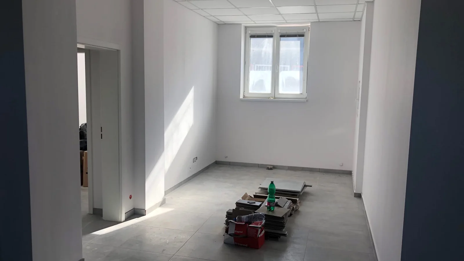 Dokončený svetlý interiér po airless maľovaní YAVEX