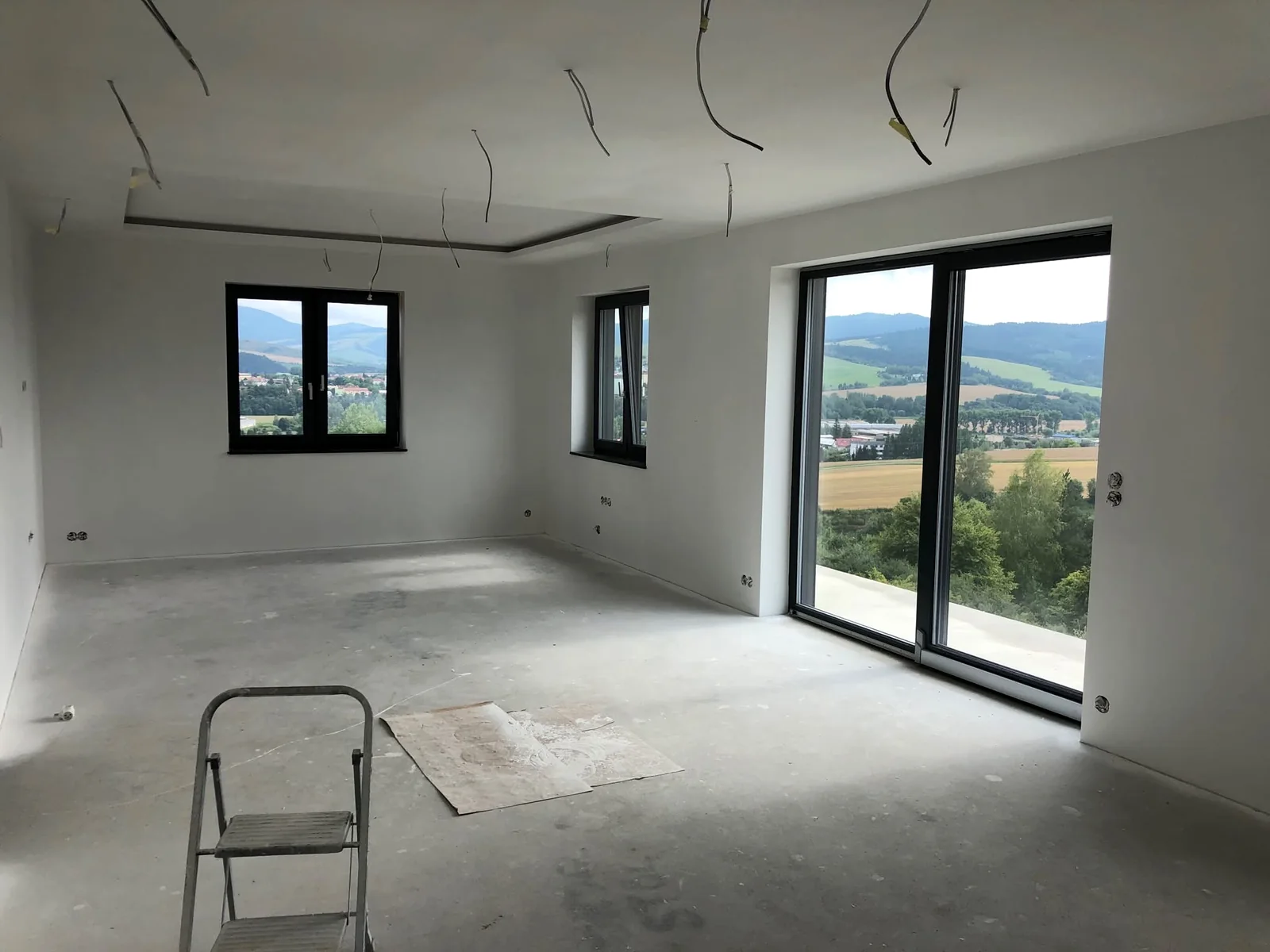 Airless maľovanie svetlého interiéru novostavby YAVEX