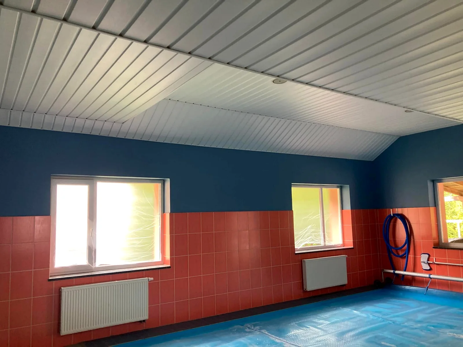 Modrý komerčný interiér po airless maľovaní YAVEX